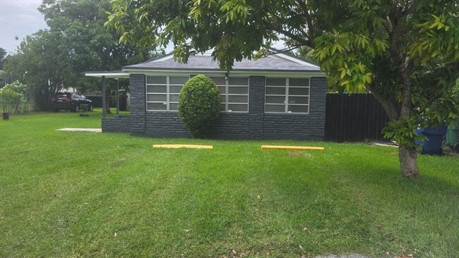 Foto del edificio - 161 NW 156th St