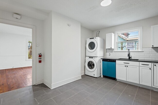 Building Photo - 209 N Spring St