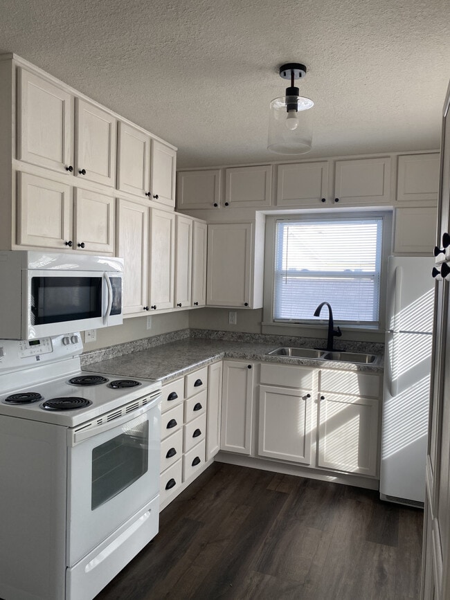 Building Photo - 105 Tanager