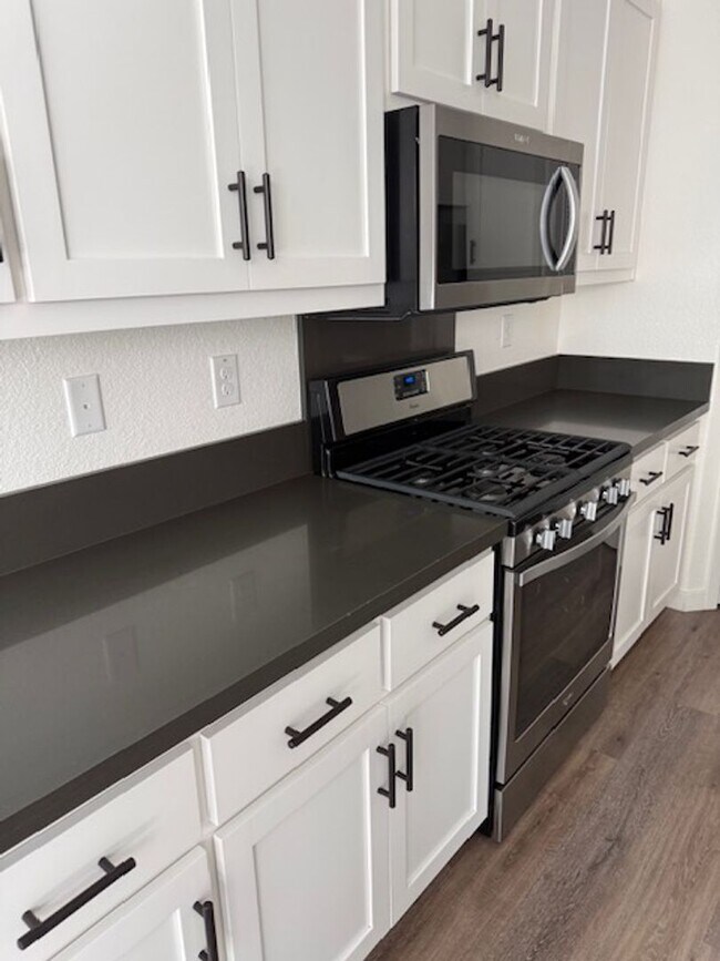 Building Photo - Home located in desirable Entrada Community!