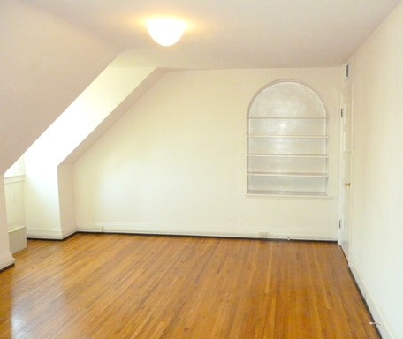Building Photo - 10 University Cir