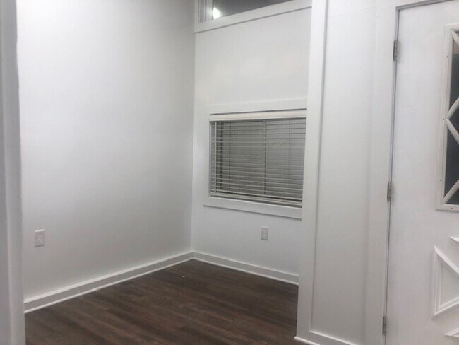 Foto del edificio - Large, Fully Remodeled Live In Commercial ...