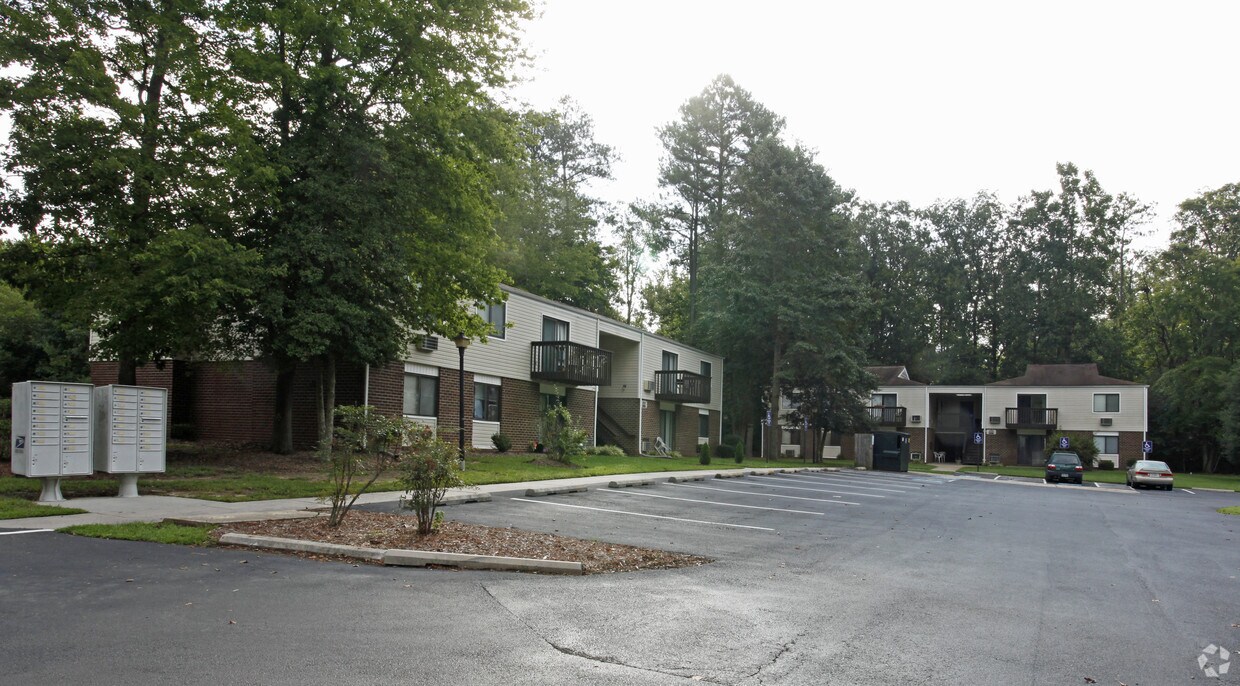 Primary Photo - Village Green Apartments