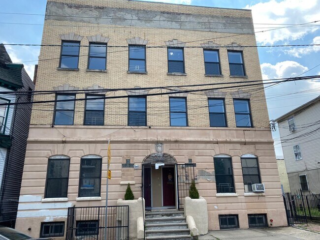 Building Photo - 136 S 7th St