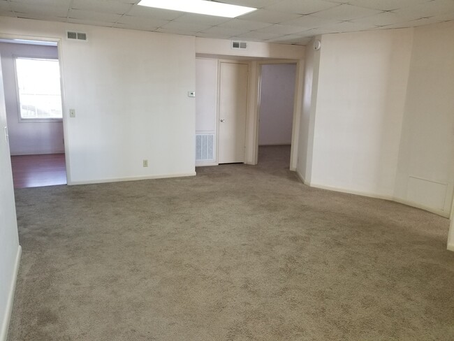 living room is 20x13 has 2 closets - 5491 Danieli Dr N