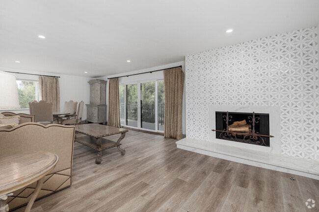 3BD, 2BA - 1,600SF - Living Room - 1408 Barry Ave