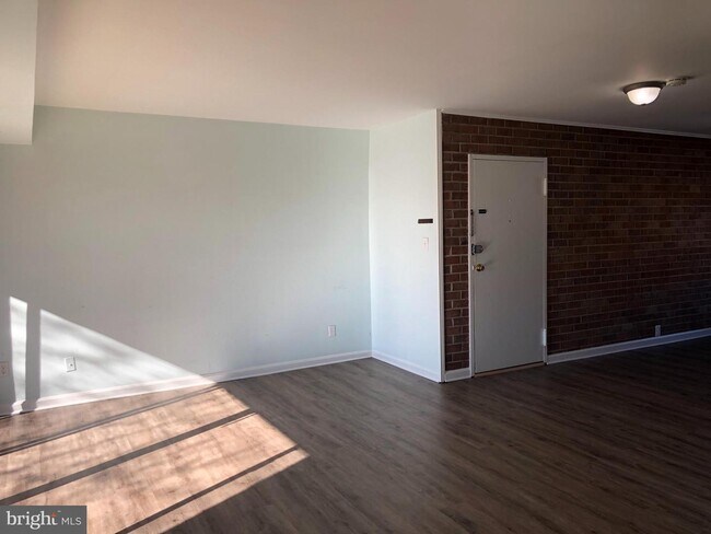 Foto del edificio - 6018 Westchester Park Dr