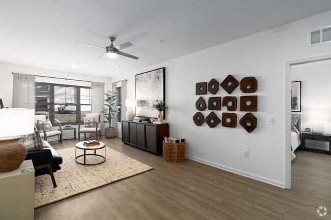 2 habitaciones, 2 baños - 1168 pies cuadrados - Sala de estar - Exchange at Indian Trail