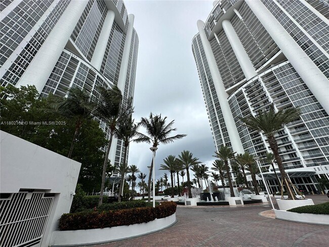 Building Photo - 18201 Collins Ave