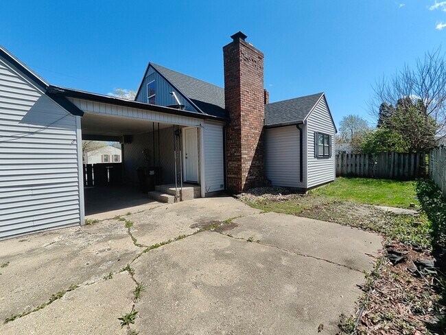 Building Photo - 6220 East Dr