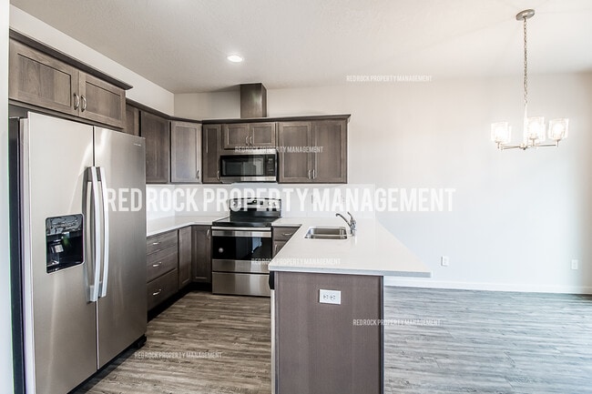 Building Photo - 303 Woodlawn Ln