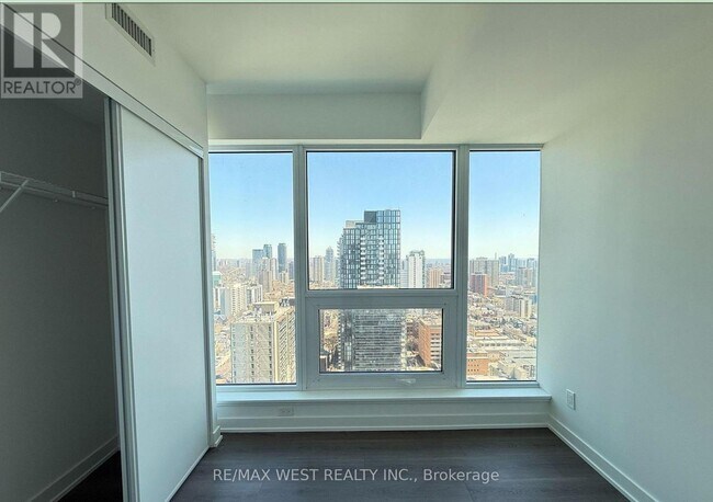 Photo du bâtiment - 8 Wellesley St W