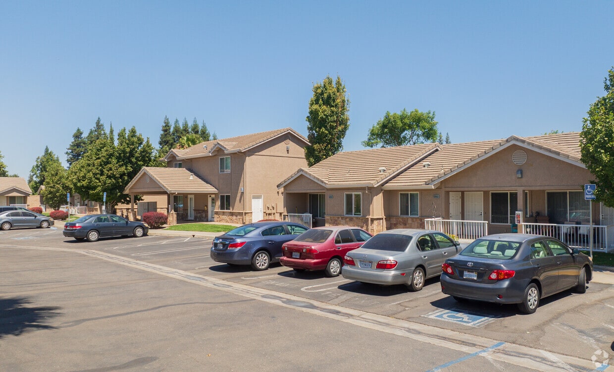 Primary Photo - Willow Pointe Apartments