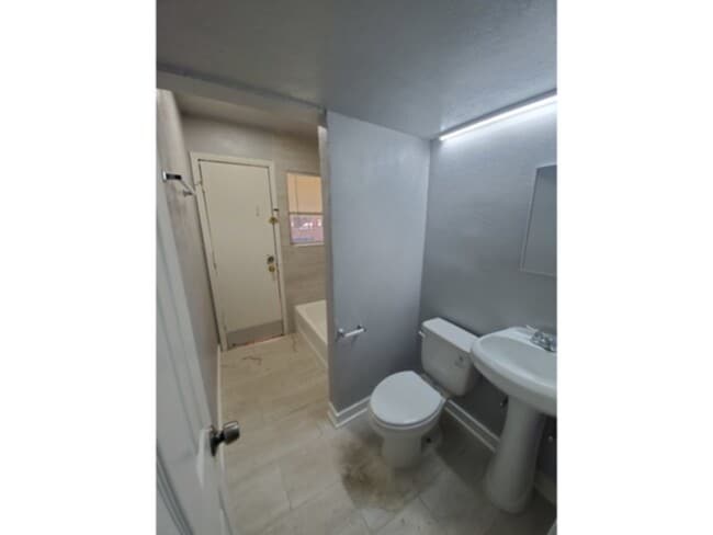 Building Photo - 5106 Live Oak St