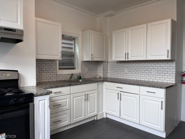 Building Photo - 162 Parker St