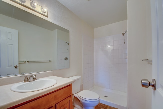 Building Photo - 2BR/2BA Charming Condo in Denver!