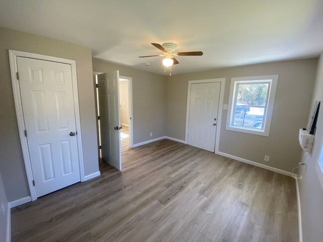 Building Photo - 2106 S Andrews Cir