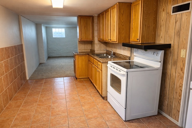 Kitchen - 611 S Hawthorne Ave