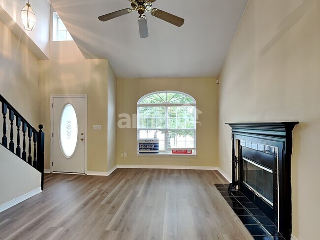 Foto del edificio - 8016 Lawrence Woods Ct