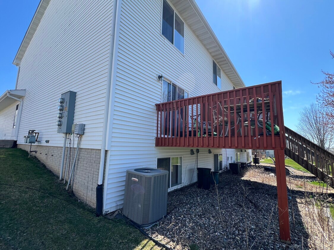 Building Photo - 2640 Ridgeview Way