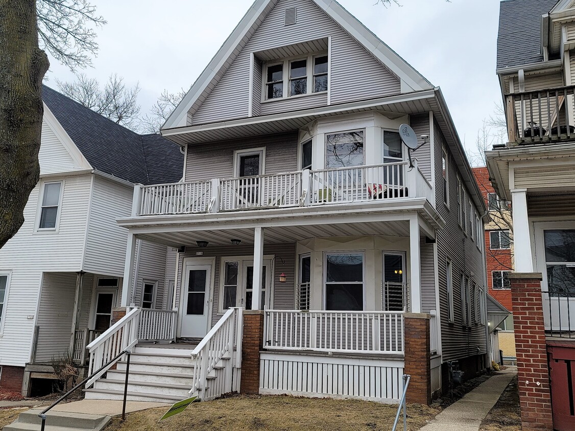 2716 North Oakland Avenue, Milwaukee, WI 53211 Townhome Rentals in