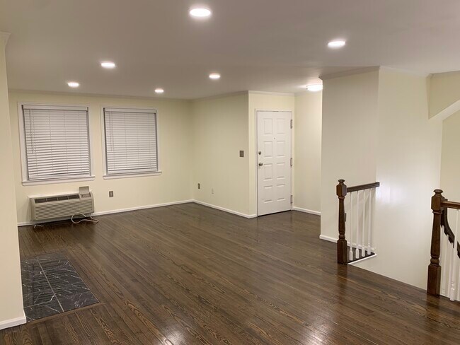 Livingroom - 50 Pine St