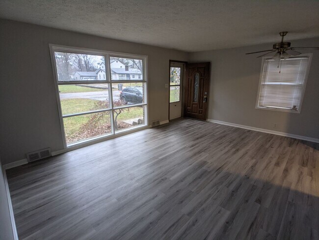 Photo - Sunny 3 bed 2 bath home in Indianapolis!