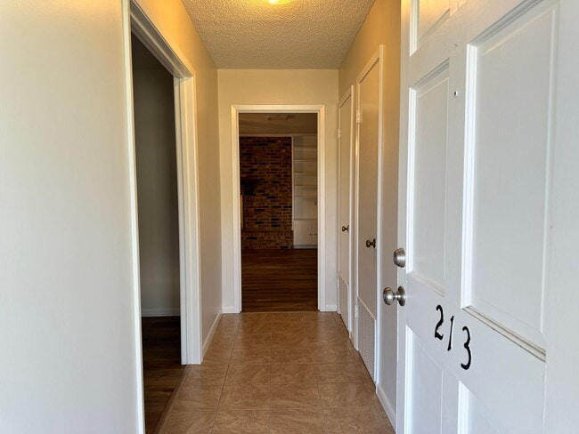 Building Photo - 213 Mobile Dr