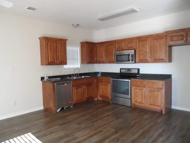Building Photo - 1208 Country Club Rd