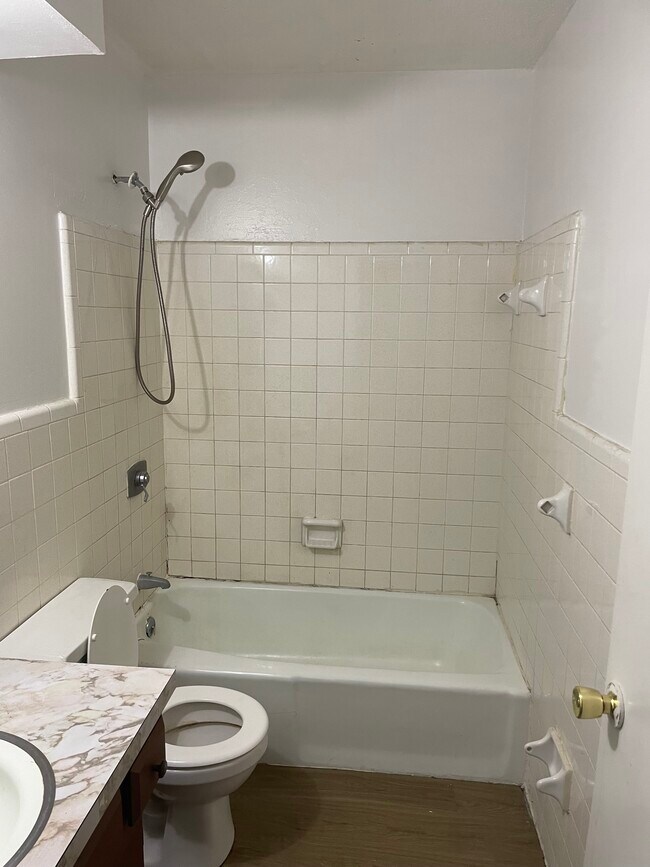 Bathroom - 102 Navaho Ct