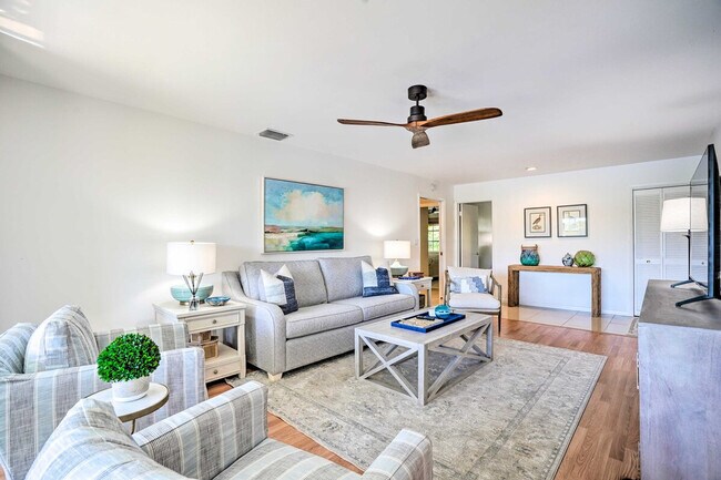 Building Photo - 215 Bobolink Way