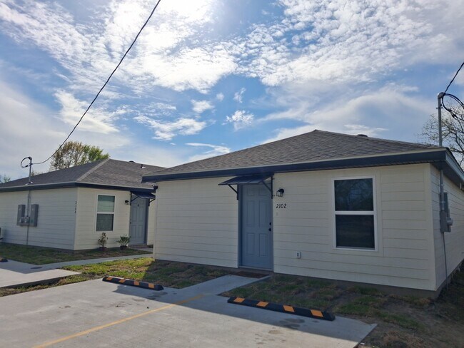Foto del edificio - 2104 Midland Dr