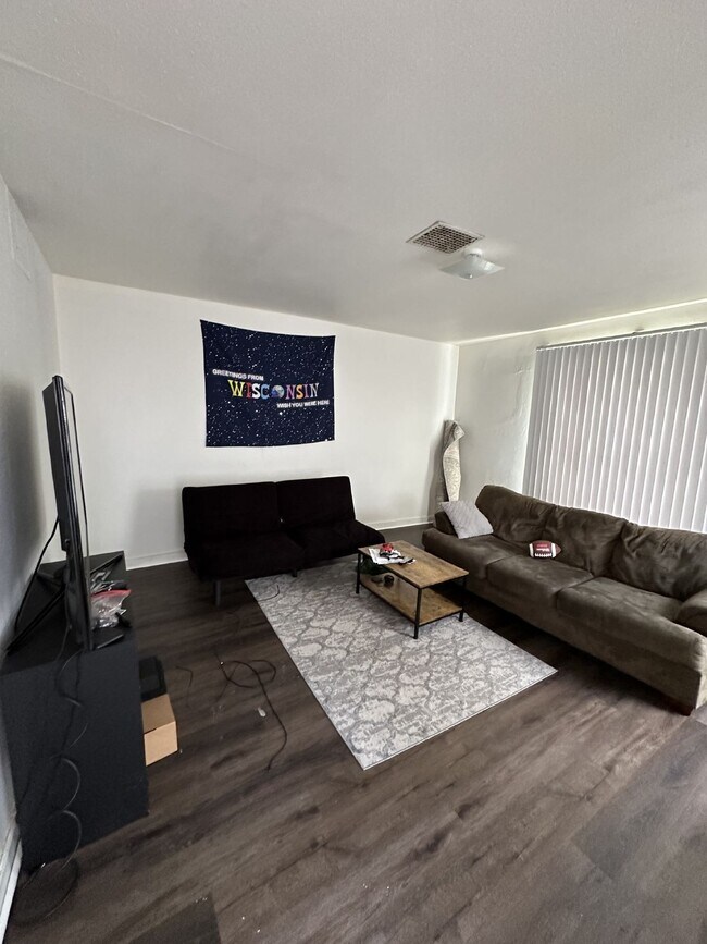 Foto del edificio - 4 Bed 1 Bath near UWEC, Water Street, and Sonnentag!