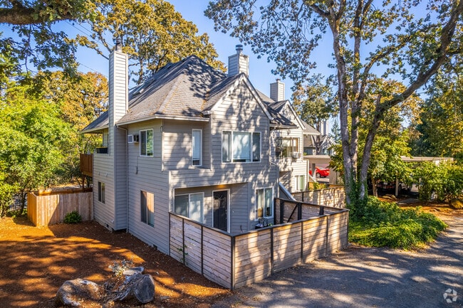 Building Photo - Oswego Oaks
