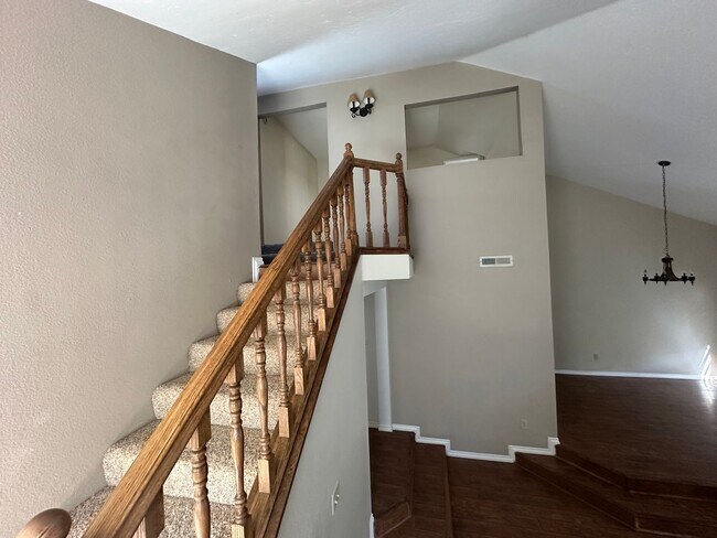 Foto del edificio - Elegant 4-Bedroom, 3-Bath Home in Prime Cul-de-Sac Location