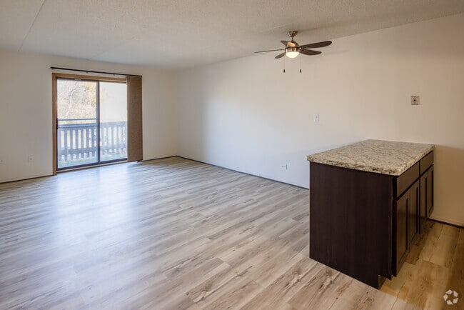 1 habitación, 1 baño, 650 pies cuadrados, sala de estar - Woodview Apartments