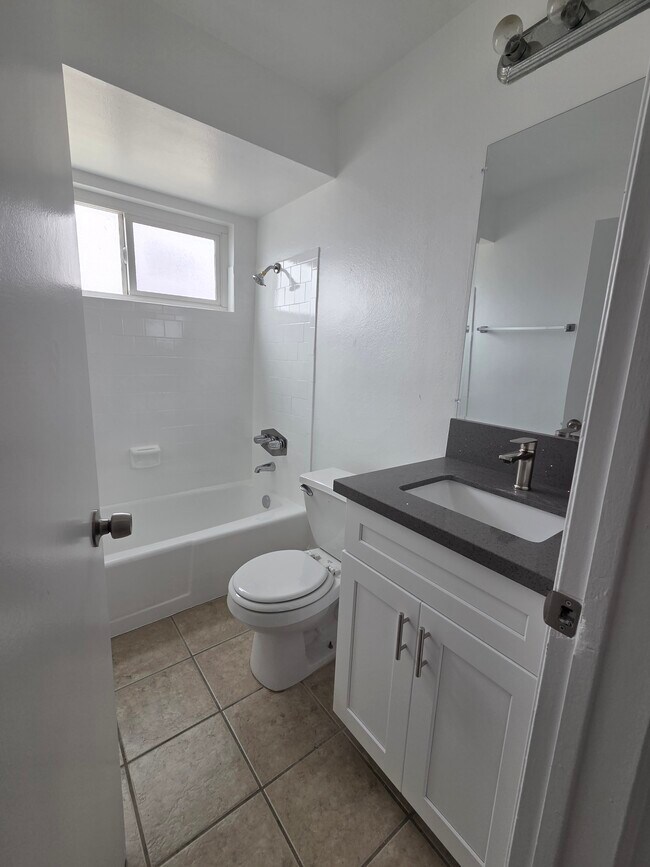 Baño con gabinetes nuevos y encimeras de cuarzo. - 3455 Elm Ave