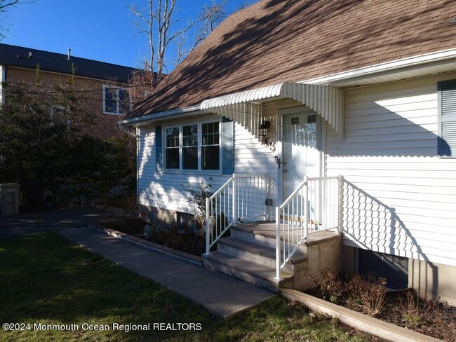 Building Photo - 613 Riverside Dr