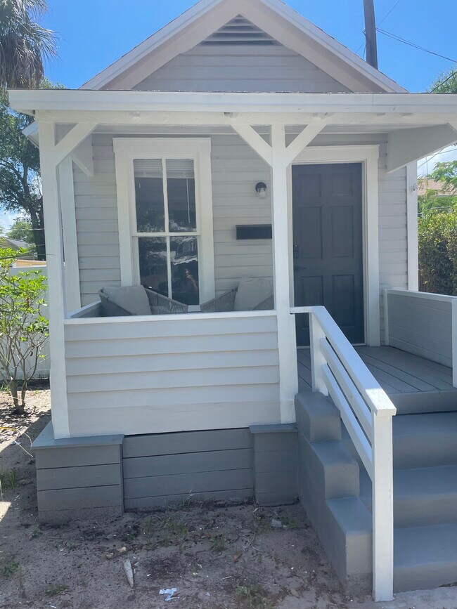 front porch - 1017 Dartmoor St N