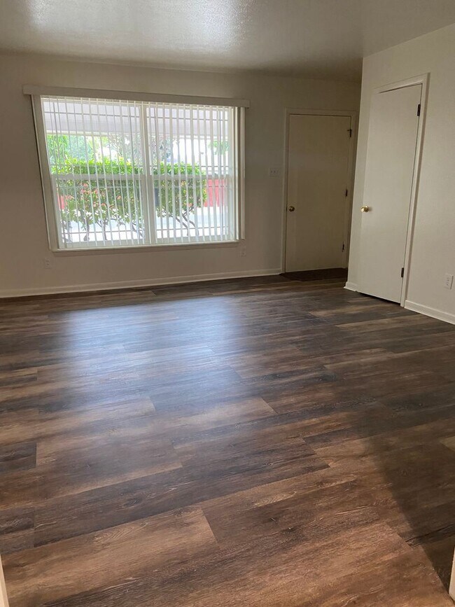 Building Photo - 3 br, 2 bath House - 600 E. Vista Parkway