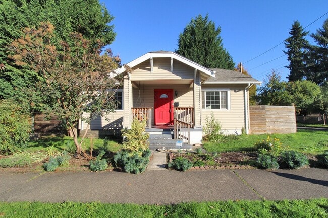 Building Photo - Adorable 3 Bedroom Portsmouth Bungalow W/V...