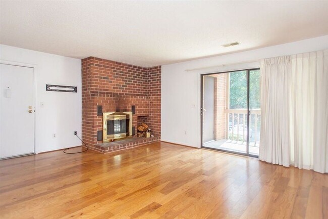 Foto del edificio - Turtle Creek Condo for rent- walking distance to Stonefield Shopping & enjoy the pool soon!