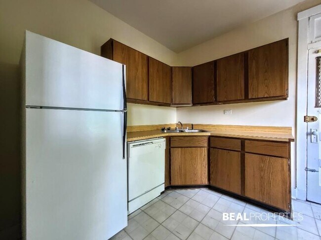 Building Photo - 2 bedroom in CHICAGO IL 60657