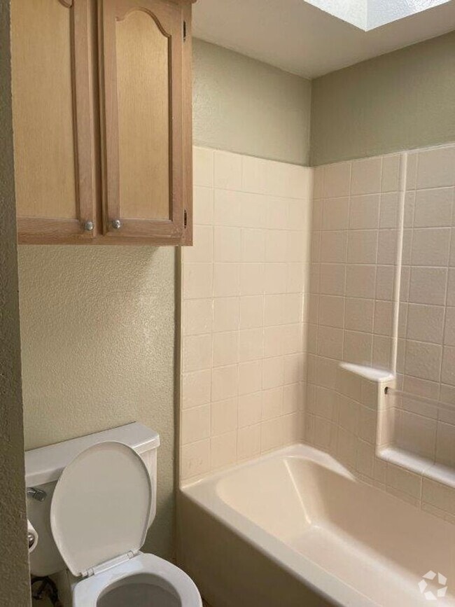 Building Photo - 2107 Parkview Dr