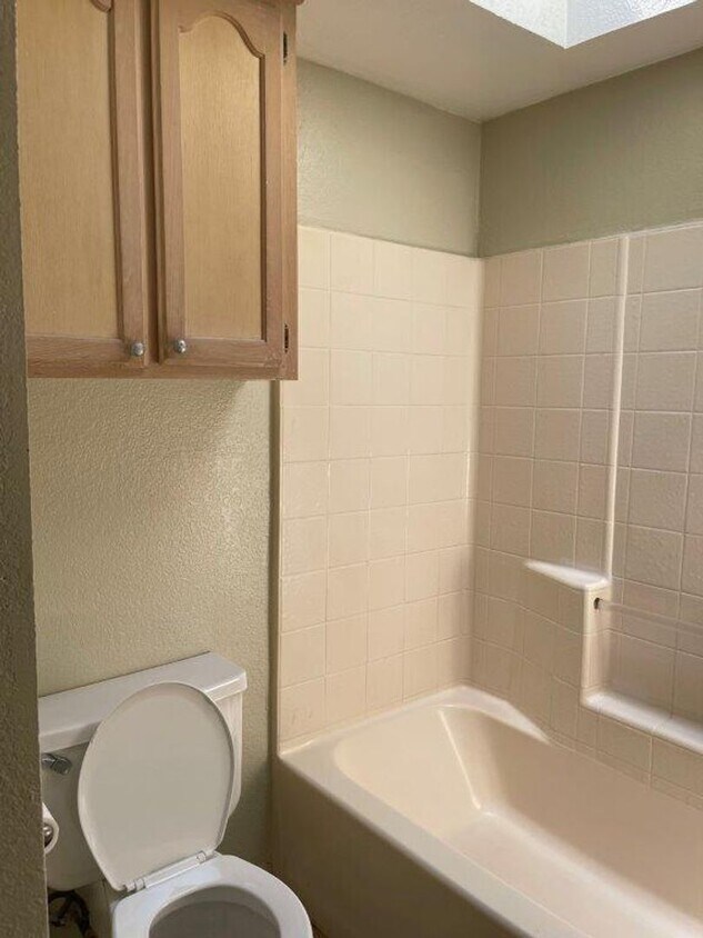Primary Photo - Rare 4 bedroom 2 bath in Moore Schools. 2 ...
