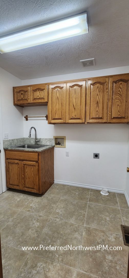 Foto del edificio - Great 3 Bedroom House with Acreage in Lowell