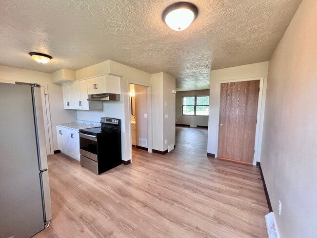 Building Photo - 730 Crestview Dr