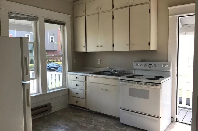 Building Photo - *Applications Pending* Charming Home, Clos...