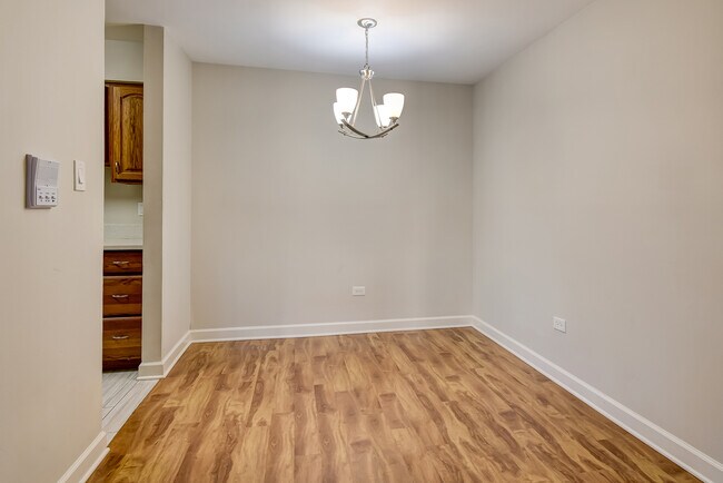 Foto del edificio - 6113 Knoll Wood Rd