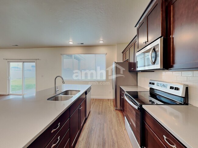 Foto del edificio - 898 N Garnet Creek Ave